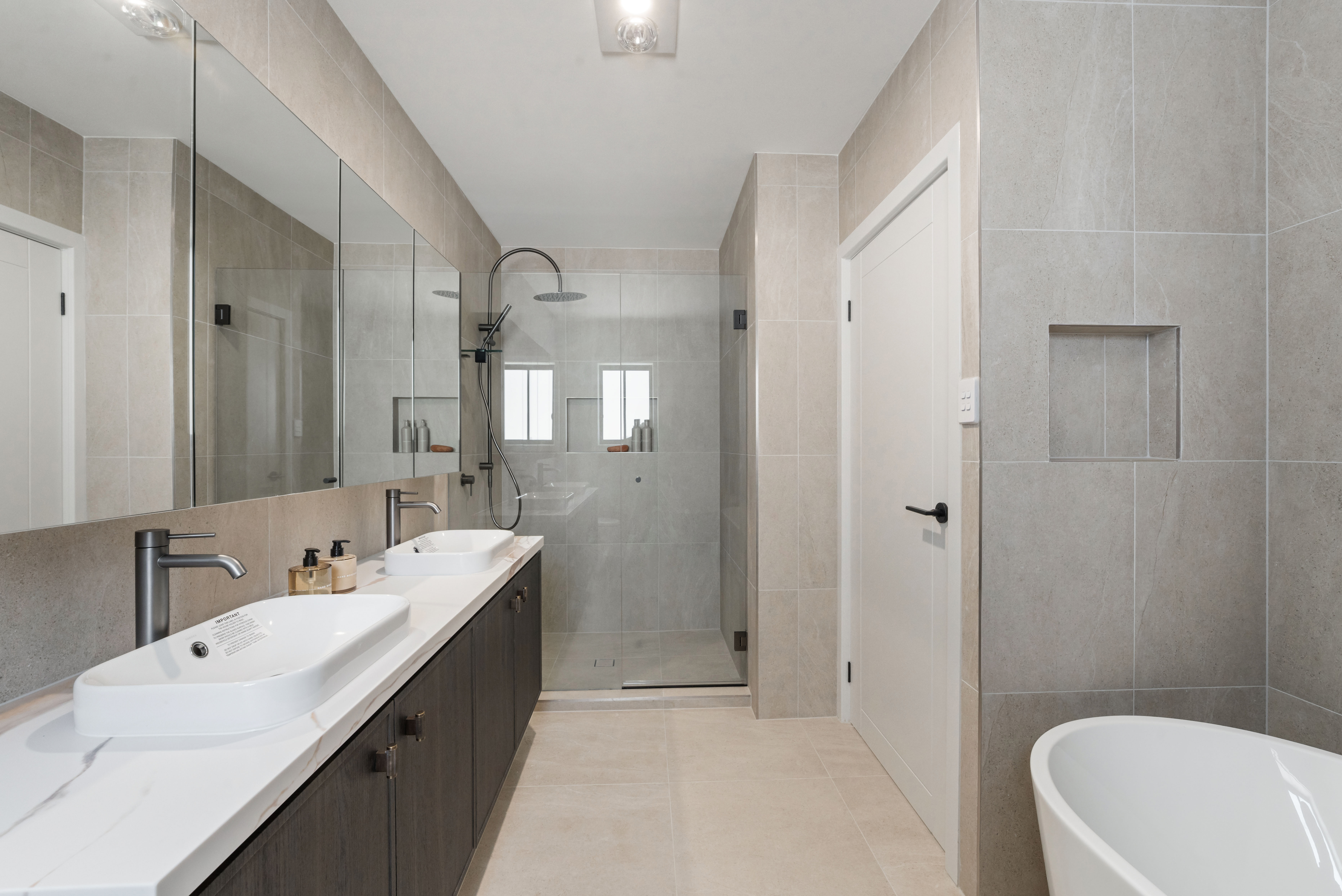 media coastal-stlye-bathroom